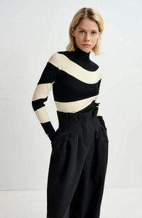 Goose Wavy Knit Pullover