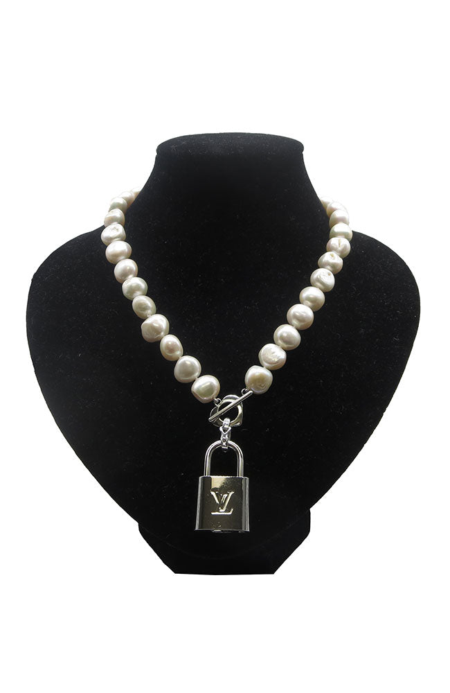 LV Lock Nk Wh Pearl Slv Lock