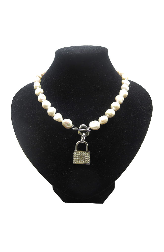 LV Lock Nk Wh Pearl Slv Emb Lk