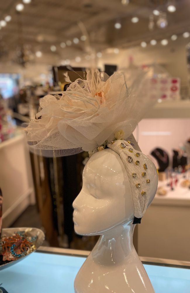 AA24 Meditate White Fascinator
